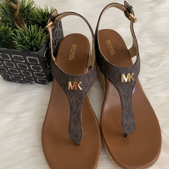 MK Laney Thong Sandals - Picture 6 of 9